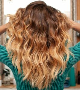 Magnifique coloration ombrée sur une fille aux cheveux longs, vue de dos