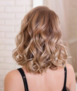 Femme de dos aux cheveux blonds naturels