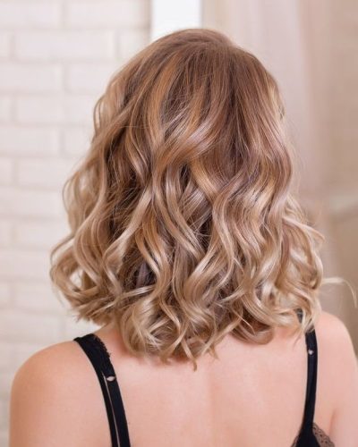 Femme de dos aux cheveux blonds naturels